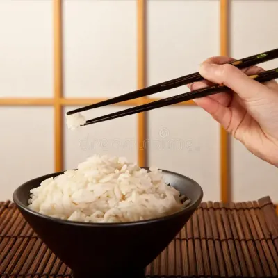 Bol de riz avec les baguettes